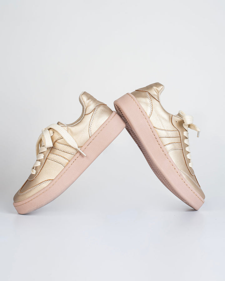 Disfruta de la máxima comodidad con nuestros tenis, equipados con plantillas confort que se adaptan a tu pie. Disponibles en elegantes tonos dorado y plateado, aportan un toque de brillo a cualquier look. Perfectos para el día a día, son la opción ideal para mantenerte cómodo y con estilo en cualquier ocasión.