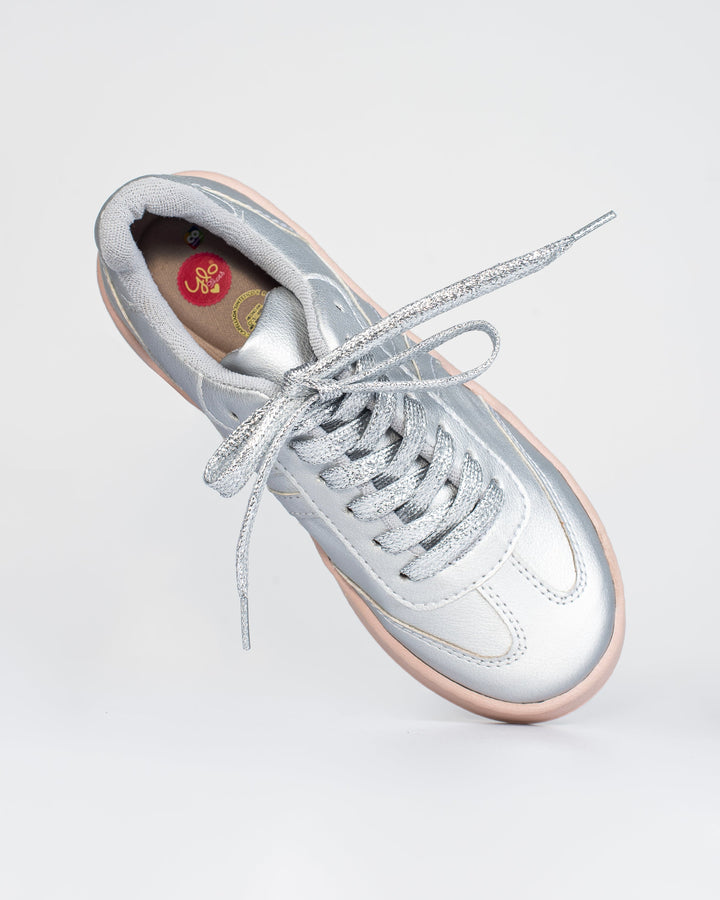 Disfruta de la máxima comodidad con nuestros tenis, equipados con plantillas confort que se adaptan a tu pie. Disponibles en elegantes tonos dorado y plateado, aportan un toque de brillo a cualquier look. Perfectos para el día a día, son la opción ideal para mantenerte cómodo y con estilo en cualquier ocasión.