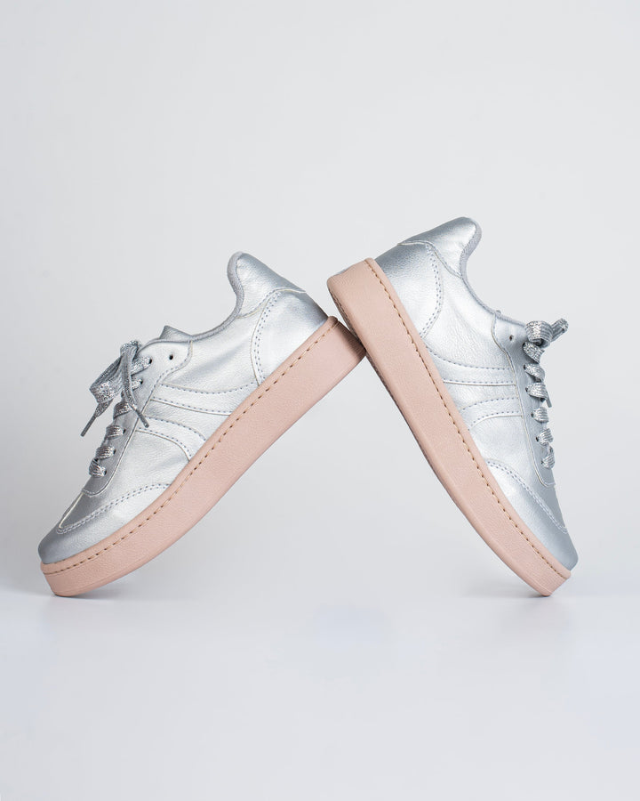 Disfruta de la máxima comodidad con nuestros tenis, equipados con plantillas confort que se adaptan a tu pie. Disponibles en elegantes tonos dorado y plateado, aportan un toque de brillo a cualquier look. Perfectos para el día a día, son la opción ideal para mantenerte cómodo y con estilo en cualquier ocasión.