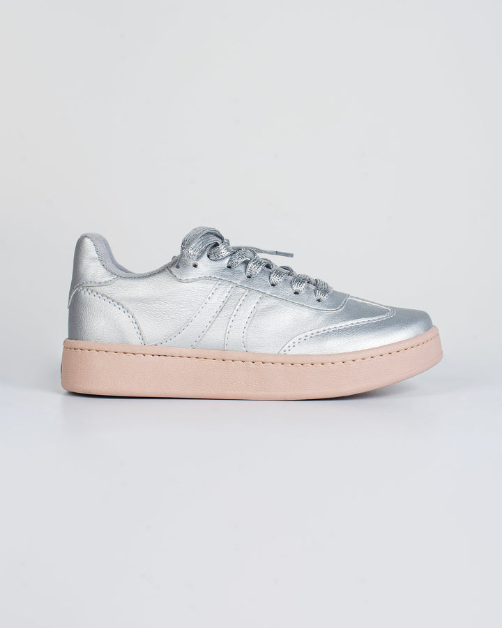 Disfruta de la máxima comodidad con nuestros tenis, equipados con plantillas confort que se adaptan a tu pie. Disponibles en elegantes tonos dorado y plateado, aportan un toque de brillo a cualquier look. Perfectos para el día a día, son la opción ideal para mantenerte cómodo y con estilo en cualquier ocasión.