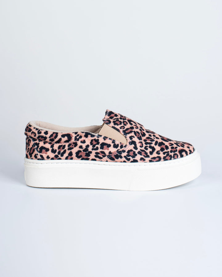 Tenis tipo Vans en tela de alta calidad con un toque de mocasín. Diseño práctico con costura visible en la planta para mayor durabilidad. Cómodos y versátiles, perfectos para cualquier look casual. ¡Los vas a AMAR! FULL TENDENCIA.