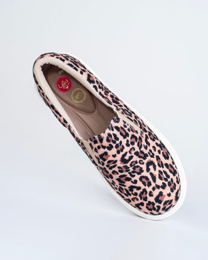 Tenis tipo Vans en tela de alta calidad con un toque de mocasín. Diseño práctico con costura visible en la planta para mayor durabilidad. Cómodos y versátiles, perfectos para cualquier look casual. ¡Los vas a AMAR! FULL TENDENCIA.