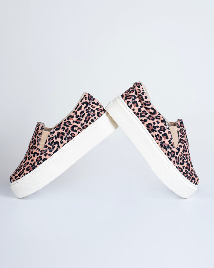 Tenis tipo Vans en tela de alta calidad con un toque de mocasín. Diseño práctico con costura visible en la planta para mayor durabilidad. Cómodos y versátiles, perfectos para cualquier look casual. ¡Los vas a AMAR! FULL TENDENCIA.